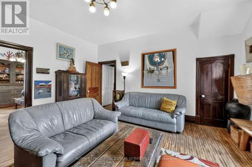 1351 Flos Rd 11 E, Springwater, ON - Indoor Photo Showing Living Room
