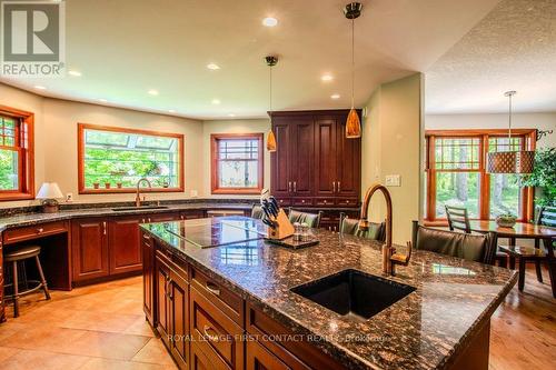 7 Nevis Ridge Drive, Oro-Medonte, ON - Indoor Photo Showing Kitchen With Upgraded Kitchen