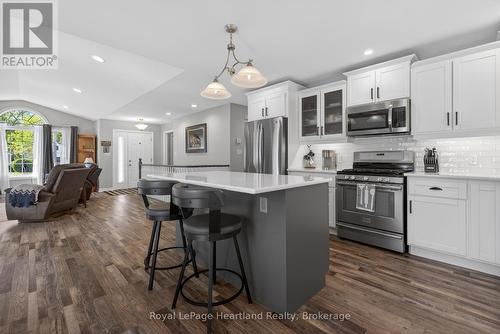 86 Huron Street W, South Huron (Exeter), ON - Indoor Photo Showing Kitchen With Upgraded Kitchen