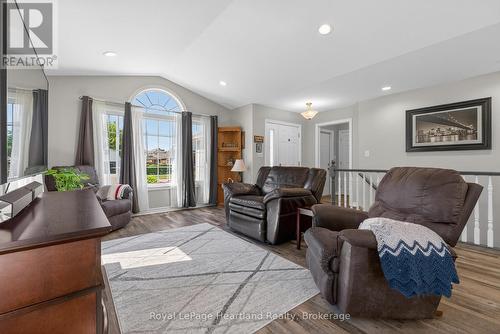86 Huron Street W, South Huron (Exeter), ON - Indoor Photo Showing Living Room