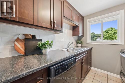 Kitchen - 541 Shingle Bridge Place, Cambridge, ON - Indoor Photo Showing Kitchen With Double Sink