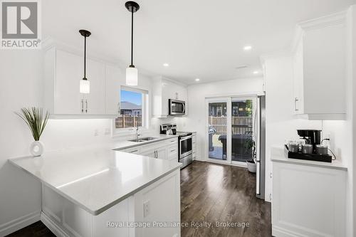 31 Gavin Crescent, Quinte West (Murray Ward), ON - Indoor Photo Showing Kitchen With Double Sink With Upgraded Kitchen