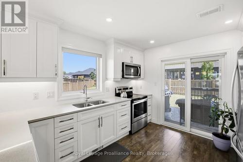 31 Gavin Crescent, Quinte West (Murray Ward), ON - Indoor Photo Showing Kitchen With Double Sink