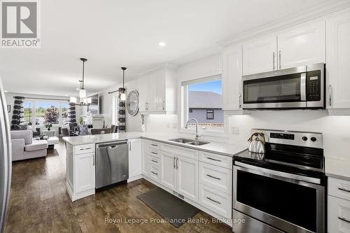 31 Gavin Crescent, Quinte West (Murray Ward), ON - Indoor Photo Showing Kitchen With Double Sink With Upgraded Kitchen