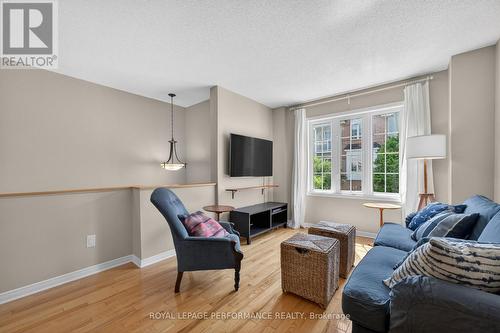 147 Fordham Private, Ottawa, ON - Indoor Photo Showing Living Room