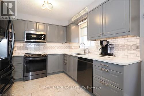 70 Queen Charlotte Crescent, Kitchener, ON - Indoor Photo Showing Kitchen With Upgraded Kitchen