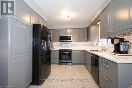 70 Queen Charlotte Crescent, Kitchener, ON - Indoor Photo Showing Kitchen With Upgraded Kitchen