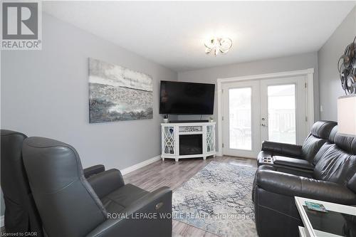 70 Queen Charlotte Crescent, Kitchener, ON - Indoor Photo Showing Living Room