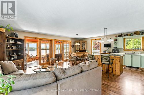 1123 Balmoral Lane, Highlands East (Glamorgan), ON - Indoor Photo Showing Living Room