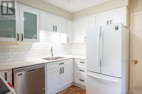 383 Old Surrey Lane, Kawartha Lakes (Bobcaygeon), ON - Indoor Photo Showing Kitchen With Upgraded Kitchen