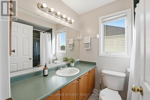 15 Halkirk Avenue, Ottawa, ON - Indoor Photo Showing Bathroom