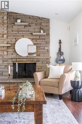 106 Cline Avenue S, Hamilton, ON - Indoor Photo Showing Living Room