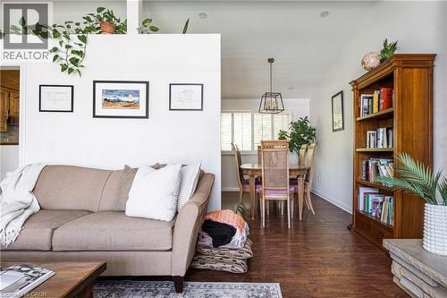 106 Cline Avenue S, Hamilton, ON - Indoor Photo Showing Living Room