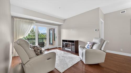 1303-1405 Springhill Drive, Kamloops, BC - Indoor Photo Showing Living Room With Fireplace