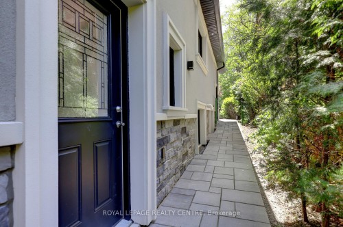 2257 Springfield Court, Mississauga, ON 