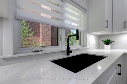 2257 Springfield Court, Mississauga, ON 