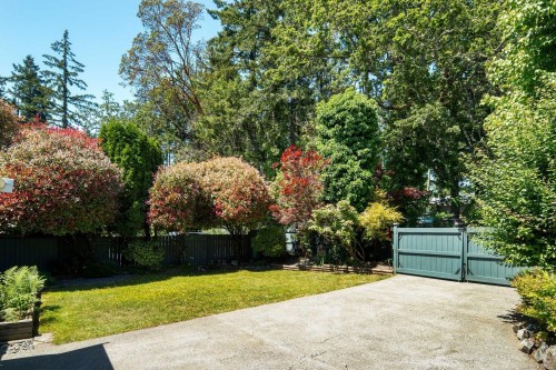 793 Stelly'S Cross Rd, Central Saanich, BC 