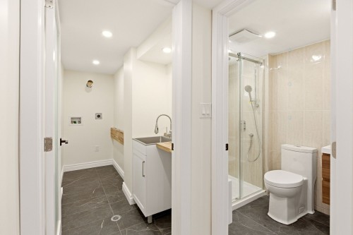 Salle de lavage - 35 Rue Dufferin, Hampstead, QC - Indoor Photo Showing Bathroom