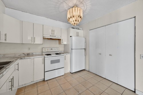 Cuisine - 607-2300 Rue Ward, Montréal (Saint-Laurent), QC - Indoor Photo Showing Kitchen With Double Sink