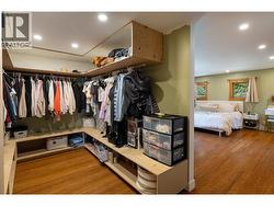 Walk-in closet - Main bedroom - 