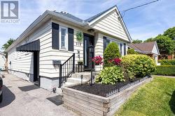 816 SIMCOE STREET N Oshawa, ON L1G 4V8