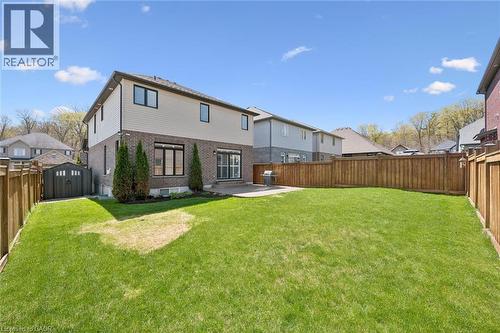 Expansive green lawn with a privacy fence - 72 Elmbank Trail, Kitchener, ON 
