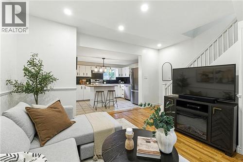 236 Cope Street, Hamilton, ON - Indoor Photo Showing Living Room