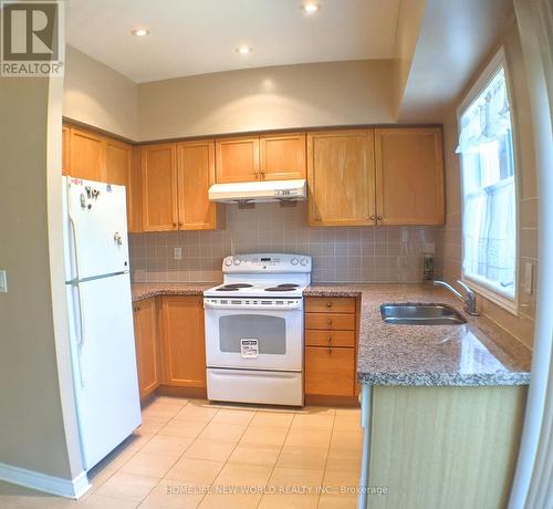 38 - 9133 Bayview Avenue, Richmond Hill, ON - Indoor Photo Showing Kitchen With Double Sink