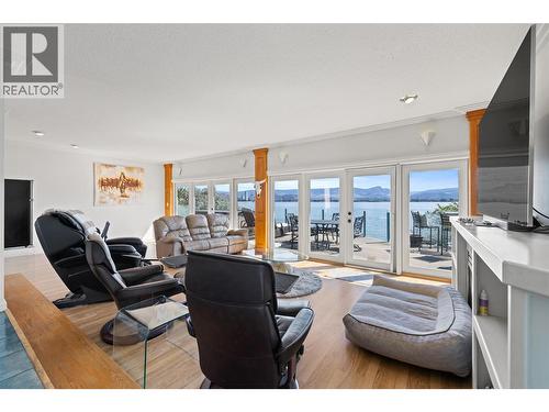 2387 Campbell Road, West Kelowna, BC - Indoor Photo Showing Living Room