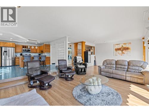 2387 Campbell Road, West Kelowna, BC - Indoor Photo Showing Living Room