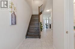 Welcoming and bright foyer - 