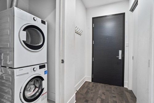 Passageway - 704-1025 Rue De La Commune E., Montréal (Ville-Marie), QC - Indoor Photo Showing Laundry Room