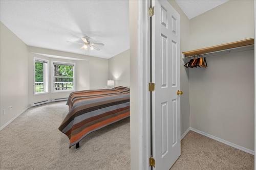 3-7559 Columbia Avenue, Radium Hot Springs, BC - Indoor Photo Showing Bedroom