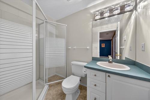 3-7559 Columbia Avenue, Radium Hot Springs, BC - Indoor Photo Showing Bathroom