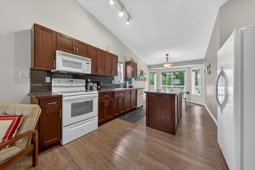 3-7559 Columbia Avenue, Radium Hot Springs, BC - Indoor Photo Showing Kitchen