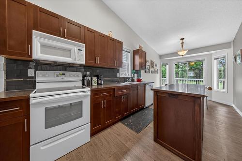 3-7559 Columbia Avenue, Radium Hot Springs, BC - Indoor Photo Showing Kitchen