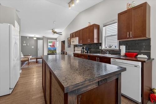 3-7559 Columbia Avenue, Radium Hot Springs, BC - Indoor Photo Showing Kitchen