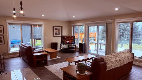 5179 Riverview Road, Fairmont Hot Springs, BC - Indoor Photo Showing Living Room
