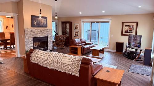 5179 Riverview Road, Fairmont Hot Springs, BC - Indoor Photo Showing Living Room With Fireplace