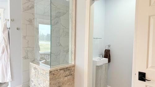 5179 Riverview Road, Fairmont Hot Springs, BC - Indoor Photo Showing Bathroom