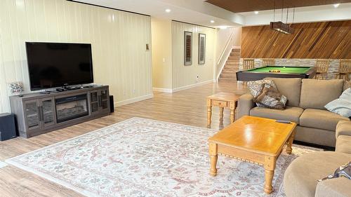 5179 Riverview Road, Fairmont Hot Springs, BC - Indoor Photo Showing Living Room