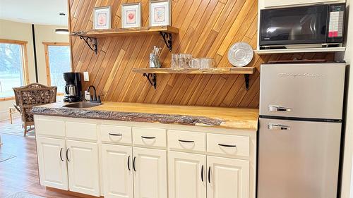 5179 Riverview Road, Fairmont Hot Springs, BC - Indoor Photo Showing Kitchen
