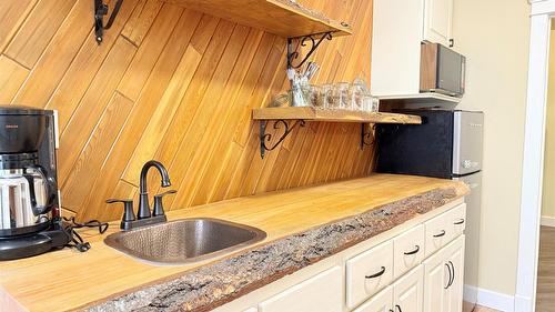 5179 Riverview Road, Fairmont Hot Springs, BC - Indoor Photo Showing Kitchen