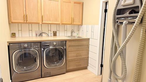 5179 Riverview Road, Fairmont Hot Springs, BC - Indoor Photo Showing Laundry Room