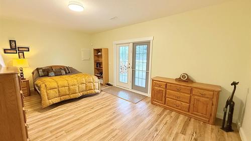 5179 Riverview Road, Fairmont Hot Springs, BC - Indoor Photo Showing Bedroom