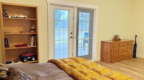 5179 Riverview Road, Fairmont Hot Springs, BC - Indoor Photo Showing Bedroom