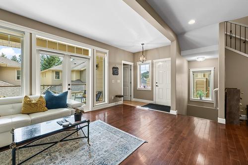 6-2283 Shannon Heights Court, West Kelowna, BC - Indoor Photo Showing Living Room