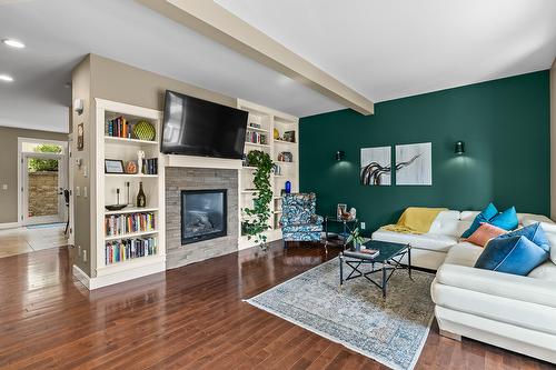 6-2283 Shannon Heights Court, West Kelowna, BC - Indoor Photo Showing Living Room With Fireplace