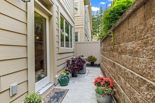 6-2283 Shannon Heights Court, West Kelowna, BC - Outdoor