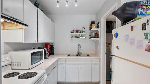 23-1435 Summit Drive, Kamloops, BC - Indoor Photo Showing Kitchen With Double Sink